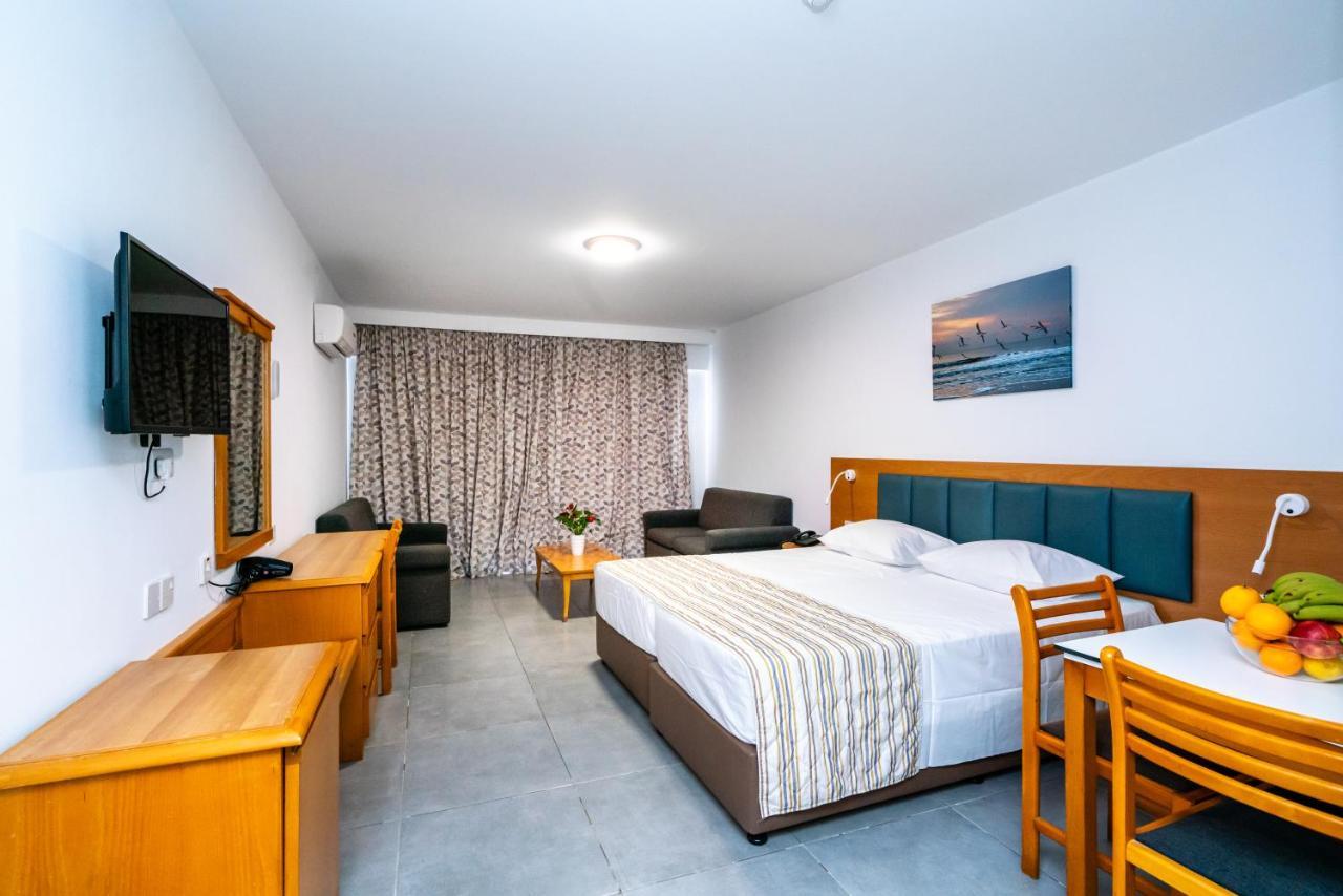 Helios Bay Hotel And Suites Klorakas Buitenkant foto