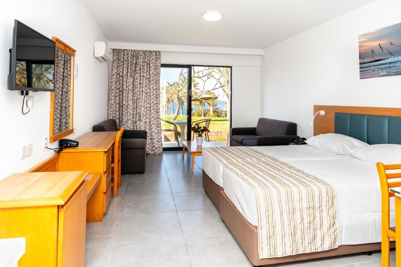 Helios Bay Hotel And Suites Klorakas Buitenkant foto