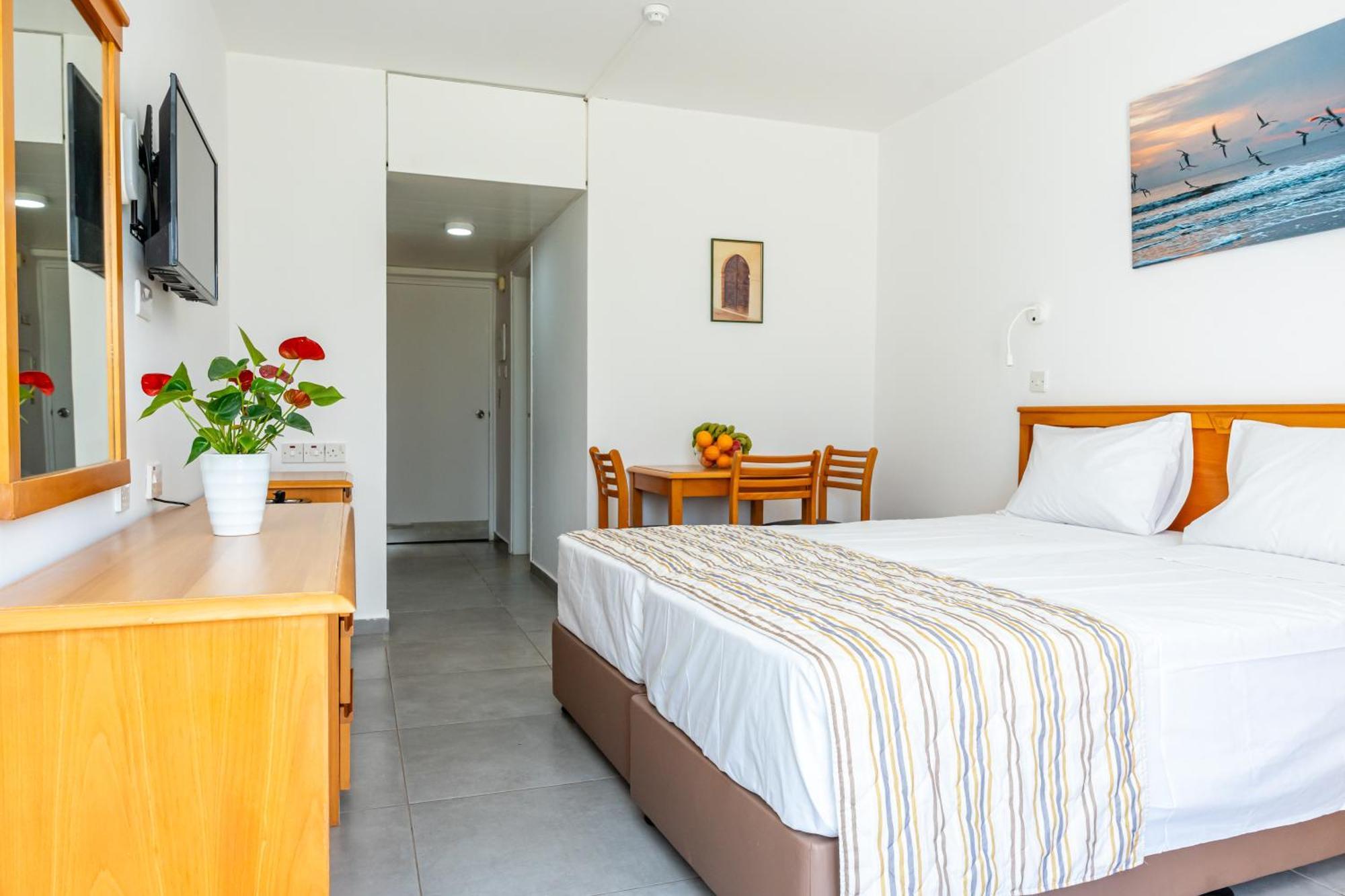 Helios Bay Hotel And Suites Klorakas Kamer foto