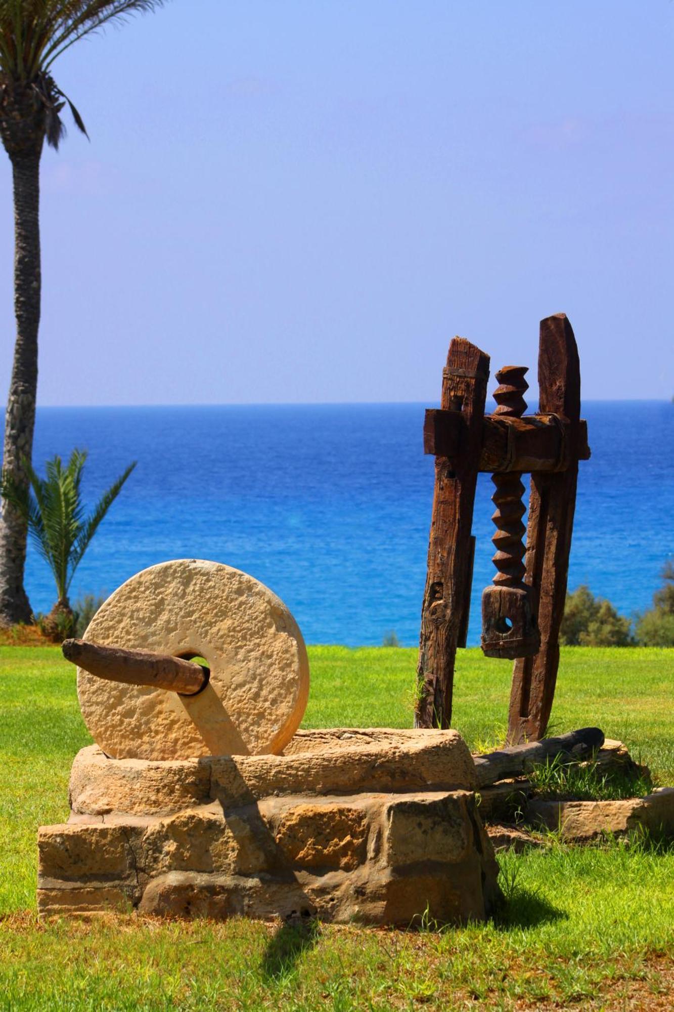 Helios Bay Hotel And Suites Klorakas Buitenkant foto
