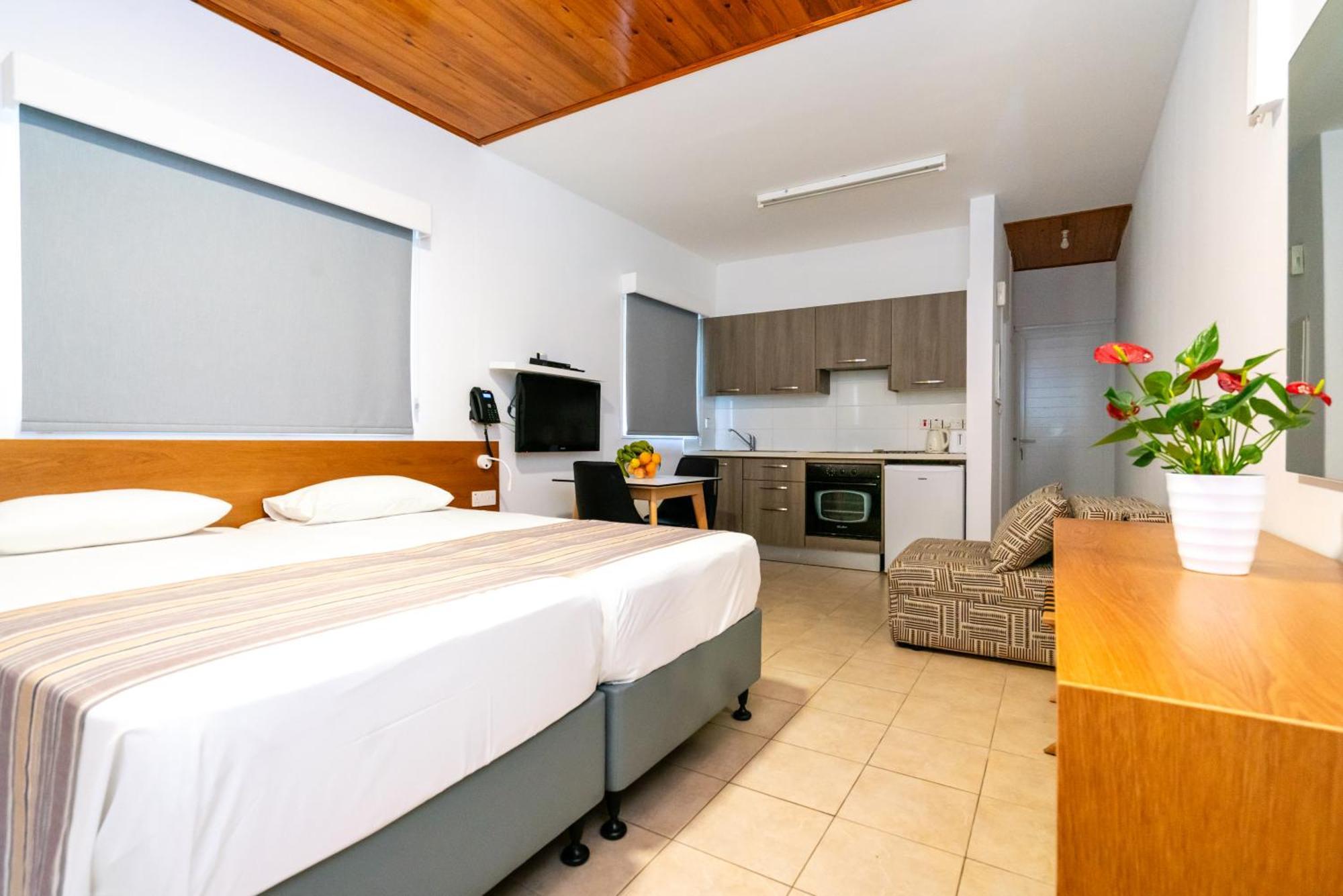 Helios Bay Hotel And Suites Klorakas Buitenkant foto