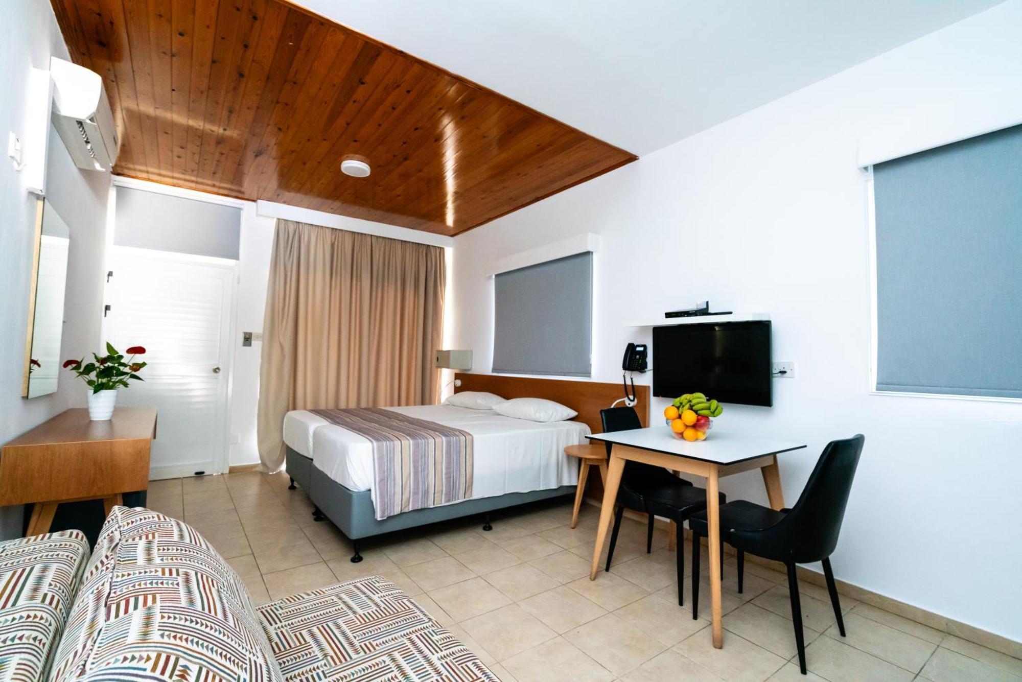 Helios Bay Hotel And Suites Klorakas Buitenkant foto