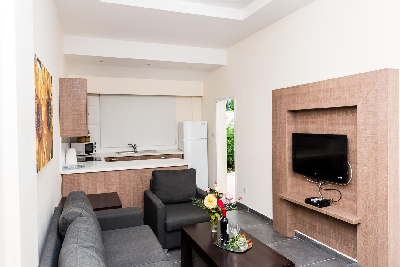 Helios Bay Hotel And Suites Klorakas Buitenkant foto
